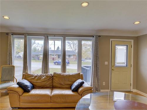 90 Earlscourt Crescent, Woodstock, ON - Indoor Photo Showing Living Room