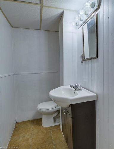 90 Earlscourt Crescent, Woodstock, ON - Indoor Photo Showing Bathroom