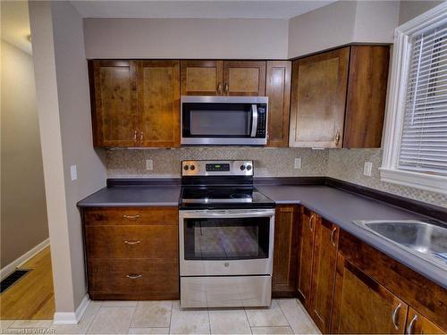 90 Earlscourt Crescent, Woodstock, ON - Indoor Photo Showing Kitchen