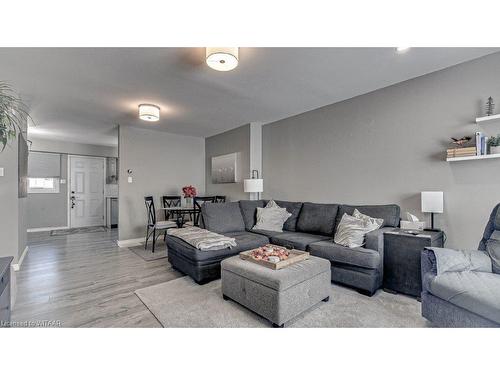 3-372 Springbank Avenue, Woodstock, ON - Indoor Photo Showing Living Room