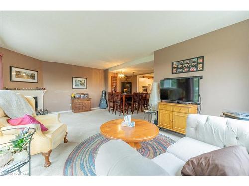 8-19 Wren Court, Tillsonburg, ON - Indoor Photo Showing Living Room