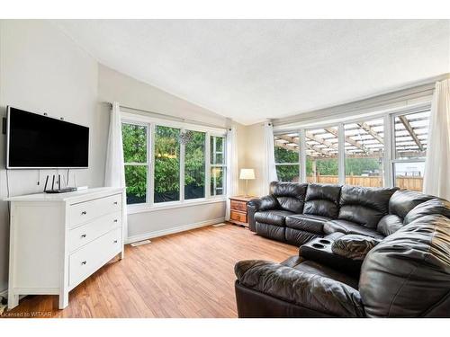 912 Mcdowell Road E, Norfolk County, ON - Indoor Photo Showing Living Room