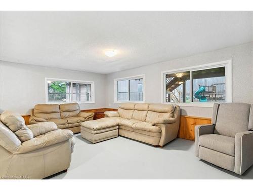 912 Mcdowell Road E, Norfolk County, ON - Indoor Photo Showing Living Room