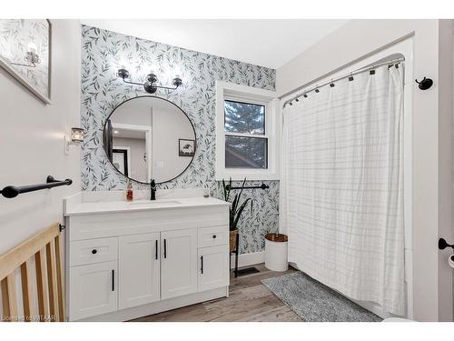 2 Cedar Street, Ingersoll, ON - Indoor Photo Showing Bathroom