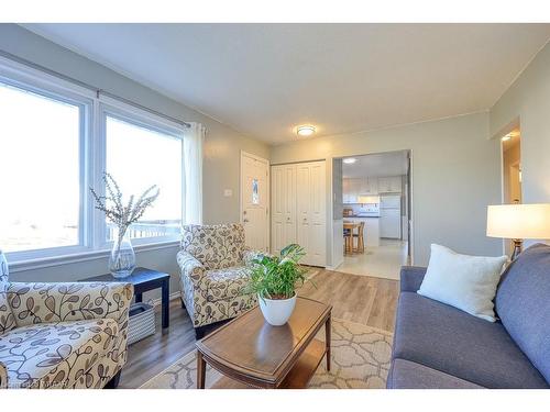 994 Alice Street, Woodstock, ON - Indoor Photo Showing Living Room