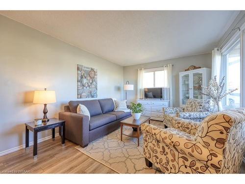 994 Alice Street, Woodstock, ON - Indoor Photo Showing Living Room