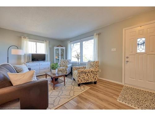 994 Alice Street, Woodstock, ON - Indoor Photo Showing Living Room