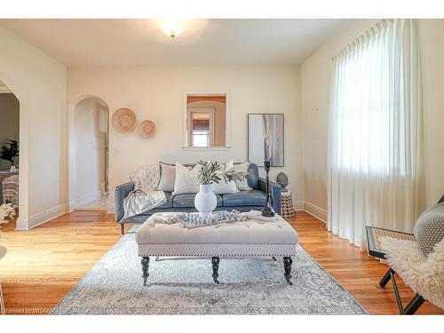 116 East Park Drive, Woodstock, ON - Indoor Photo Showing Living Room