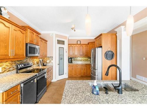 78 Oliver Crescent, Thamesford, ON - Indoor Photo Showing Kitchen With Double Sink With Upgraded Kitchen