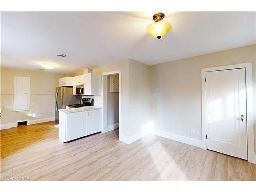 2-145 Vansittart Avenue, Woodstock, ON - Indoor Photo Showing Kitchen