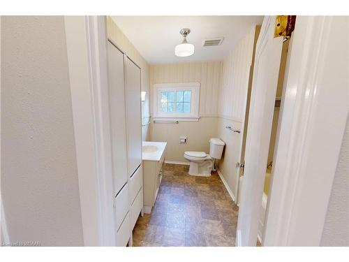 2-145 Vansittart Avenue, Woodstock, ON - Indoor Photo Showing Bathroom