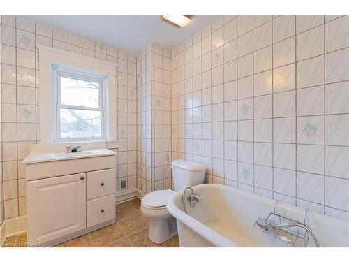 72-74 Brock Street E, Tillsonburg, ON - Indoor Photo Showing Bathroom