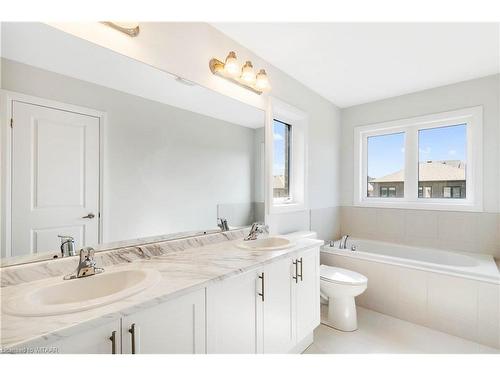 255 Harwood Avenue, Woodstock, ON - Indoor Photo Showing Bathroom