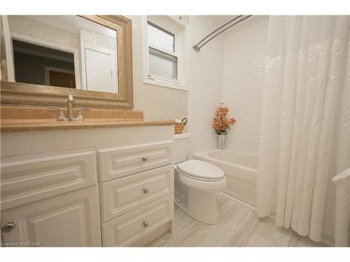 11 Mcdonald Court, Tillsonburg, ON - Indoor Photo Showing Bathroom