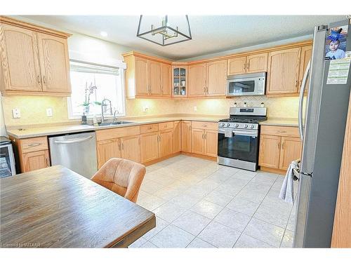 905 Woodbine Court, Kitchener, ON - Indoor Photo Showing Kitchen