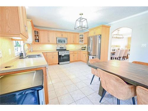 905 Woodbine Court, Kitchener, ON - Indoor Photo Showing Kitchen