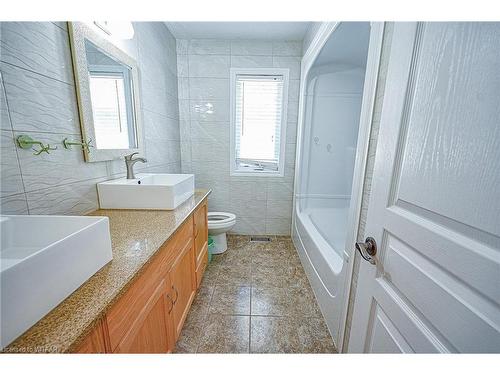 905 Woodbine Court, Kitchener, ON - Indoor Photo Showing Bathroom