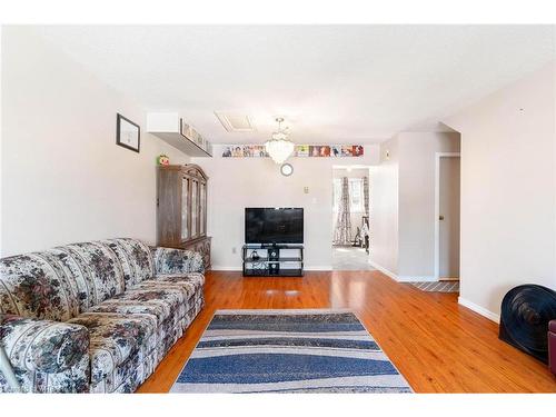 6-370 Springbank Avenue, Woodstock, ON - Indoor Photo Showing Living Room