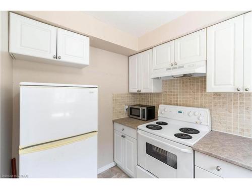 6-370 Springbank Avenue, Woodstock, ON - Indoor Photo Showing Kitchen