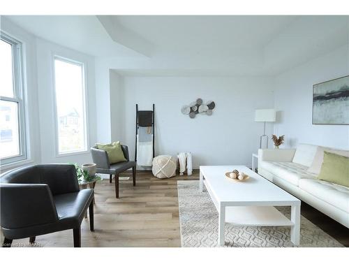 7 Eagle Street, St. Thomas, ON - Indoor Photo Showing Living Room