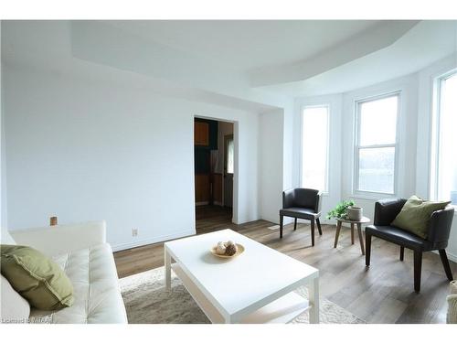 7 Eagle Street, St. Thomas, ON - Indoor Photo Showing Living Room