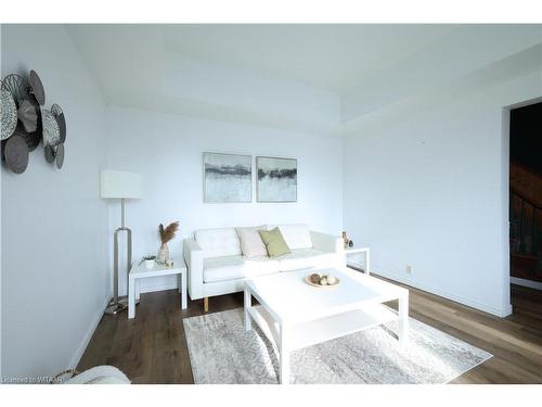 7 Eagle Street, St. Thomas, ON - Indoor Photo Showing Living Room