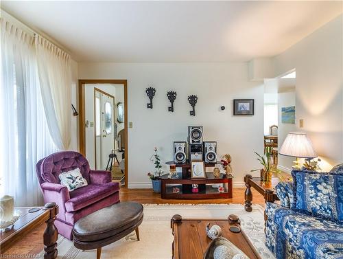 15 Clear Valley Drive, Tillsonburg, ON - Indoor Photo Showing Living Room