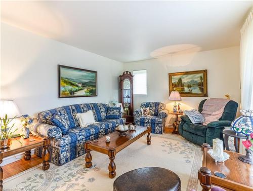 15 Clear Valley Drive, Tillsonburg, ON - Indoor Photo Showing Living Room