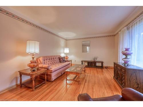 990 Braeside Street, Woodstock, ON - Indoor Photo Showing Living Room