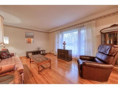 990 Braeside Street, Woodstock, ON - Indoor Photo Showing Living Room