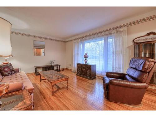 990 Braeside Street, Woodstock, ON - Indoor Photo Showing Living Room