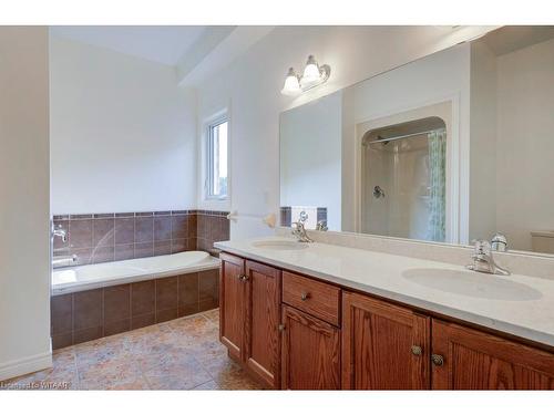 2 Green Gable Place, Woodstock, ON - Indoor Photo Showing Bathroom