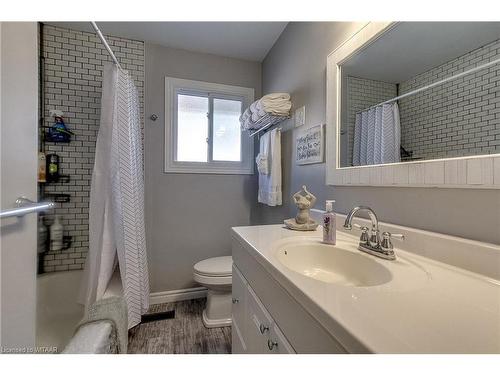 43 Clarke Street N, Woodstock, ON - Indoor Photo Showing Bathroom