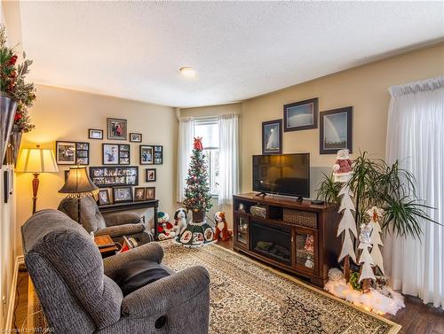 9 Brasher Drive, Tillsonburg, ON - Indoor Photo Showing Living Room