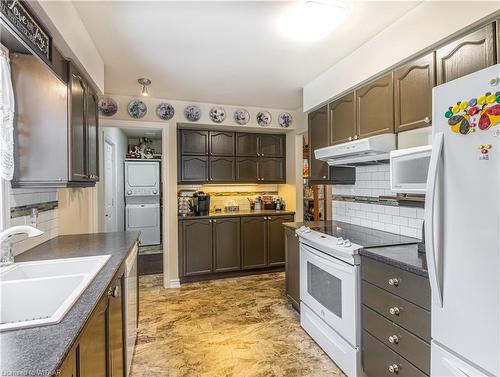 9 Brasher Drive, Tillsonburg, ON - Indoor Photo Showing Kitchen With Double Sink