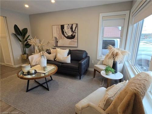 980 Devonshire Avenue, Woodstock, ON - Indoor Photo Showing Living Room