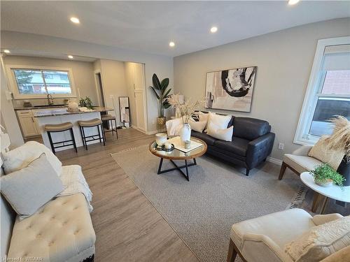 980 Devonshire Avenue, Woodstock, ON - Indoor Photo Showing Living Room