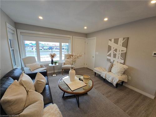 980 Devonshire Avenue, Woodstock, ON - Indoor Photo Showing Living Room