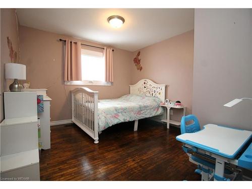 60 Surrey Crescent, London, ON - Indoor Photo Showing Bedroom