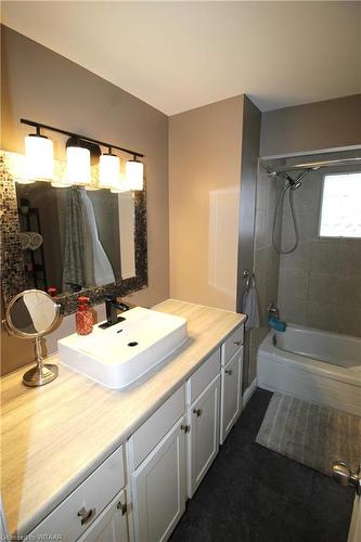 60 Surrey Crescent, London, ON - Indoor Photo Showing Bathroom