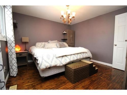 60 Surrey Crescent, London, ON - Indoor Photo Showing Bedroom