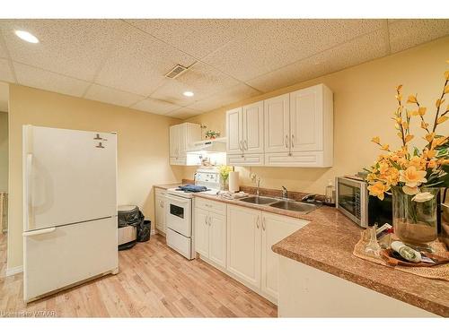 16 Cardinal Drive, Woodstock, ON - Indoor Photo Showing Kitchen With Double Sink