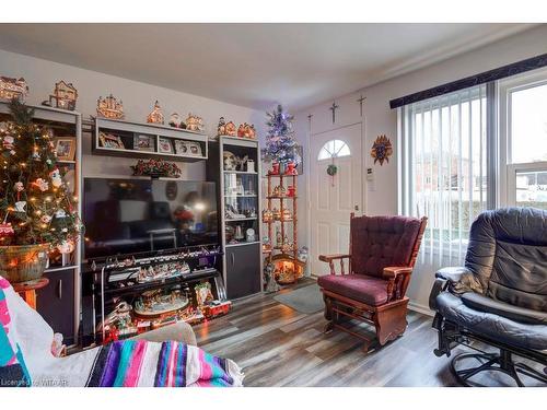 22-144 Concession Street E, Tillsonburg, ON - Indoor Photo Showing Living Room