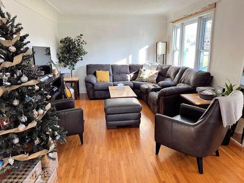 387 Highway 19, Middleton, ON - Indoor Photo Showing Living Room