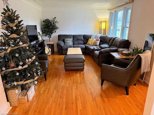 387 Highway 19, Middleton, ON - Indoor Photo Showing Living Room