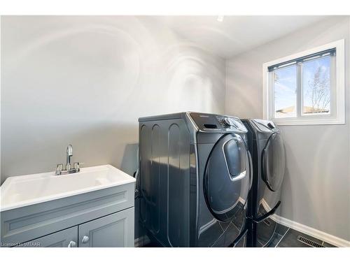 44 Herford Street, Tillsonburg, ON - Indoor Photo Showing Laundry Room