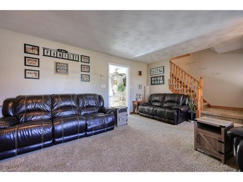 14 North Court Street E, Norwich, ON - Indoor Photo Showing Living Room