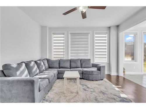 1000 Centennial Court, Woodstock, ON - Indoor Photo Showing Living Room