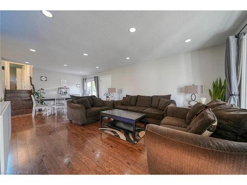 14 Marshall Drive, Norwich, ON - Indoor Photo Showing Living Room