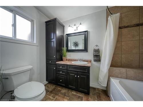 14 Marshall Drive, Norwich, ON - Indoor Photo Showing Bathroom